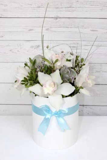 Букет из белых орхидей